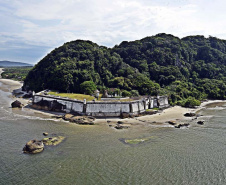 Convênio entre a Portos do Paraná e UFPR promove estudo inédito de preservação do patrimônio histórico na Ilha do Mel