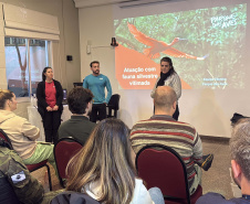 Técnicos do Instituto Água e Terra das regionais de Foz do Iguaçu, Cascavel e Francisco Beltrão passaram por uma capacitação com profissionais do Parque das Aves.