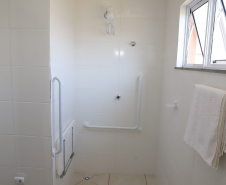 Com piscina e mobília, Ratinho Junior inaugura Condomínio do Idoso de Arapongas