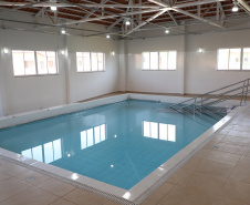 Com piscina e mobília, Ratinho Junior inaugura Condomínio do Idoso de Arapongas
