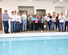 Com piscina e mobília, Ratinho Junior inaugura Condomínio do Idoso de Arapongas