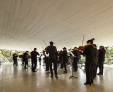Orquestra Sinfônica do Paraná apresenta neste sábado (05) a terceira edição do concerto “Mostly Mozart” no Museu Oscar Niemeyer