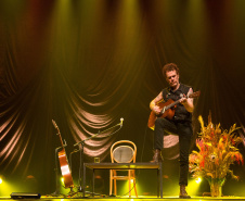 Teatro Guaíra recebe "Voz e Violão" do Nando Reis em apresentação acústica