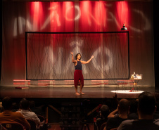  Adriana Birolli apresenta a comédia “Não!” no Guairinha 