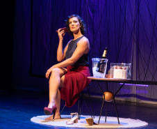  Adriana Birolli apresenta a comédia “Não!” no Guairinha 