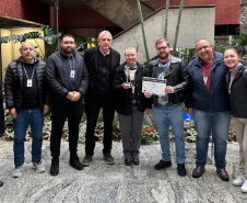 Diretoria, ao lado de representantes das Associações de Empregados e equipe de gestão de pessoas comemoram conquista do prêmio  Anúncio da premiação foi feita na noite desta quinta-feira