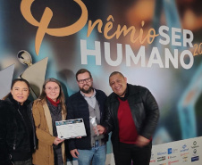 Diretoria, ao lado de representantes das Associações de Empregados e equipe de gestão de pessoas comemoram conquista do prêmio  Anúncio da premiação foi feita na noite desta quinta-feira