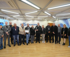 Diretoria, ao lado de representantes das Associações de Empregados e equipe de gestão de pessoas comemoram conquista do prêmio  Anúncio da premiação foi feita na noite desta quinta-feira