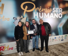 Diretoria, ao lado de representantes das Associações de Empregados e equipe de gestão de pessoas comemoram conquista do prêmio  Anúncio da premiação foi feita na noite desta quinta-feira