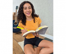 Livro escrito por aluna do 9º ano aborda bullying e chega gratuitamente a leitores em Ponta Grossa