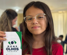 Estudantes da rede pública recebem 1.162 óculos do Governo do Paraná em 14 municípios 