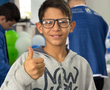 Estudantes da rede pública recebem 1.162 óculos do Governo do Paraná em 14 municípios 