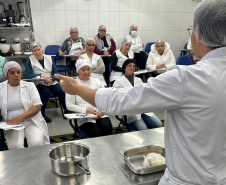 Livro leva receitas e técnicas de curso do Senac para a alimentação escolar