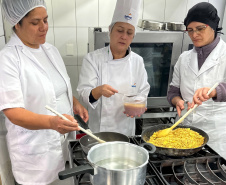Livro leva receitas e técnicas de curso do Senac para a alimentação escolar