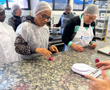 Livro leva receitas e técnicas de curso do Senac para a alimentação escolar