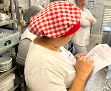 Livro leva receitas e técnicas de curso do Senac para a alimentação escolar