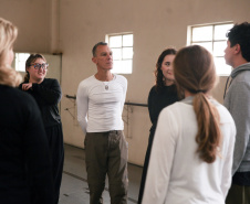 Consciência corporal: curso gratuito do Teatro Guaíra estreia com imersão teórica e prática