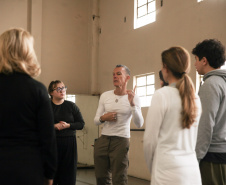Consciência corporal: curso gratuito do Teatro Guaíra estreia com imersão teórica e prática