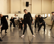 Consciência corporal: curso gratuito do Teatro Guaíra estreia com imersão teórica e prática