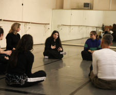 Consciência corporal: curso gratuito do Teatro Guaíra estreia com imersão teórica e prática