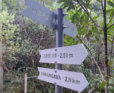  Instituto Água e Terra finalizou no mês passado a instalação de novas placas de sinalização para as trilhas do Morro do Anhangava e da Samambaia, no Parque Estadual da Serra da Baitaca.
