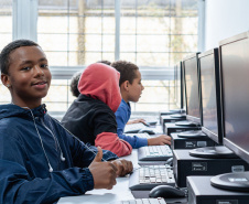 Estudantes da rede estadual já podem participar do Inglês Paraná Agrinho 2025; premiação inclui medalhas e smartphones