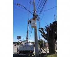 Copel e prefeituras integram ações para organizar cabos de telecom em situação irregular em diversas cidades 