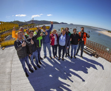 Governador Carlos Massa Ratinho Junior visita a obra da Ponte de Guaratuba.