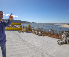 Governador Carlos Massa Ratinho Junior visita a obra da Ponte de Guaratuba.