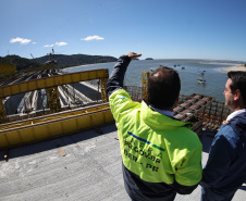 Governador Carlos Massa Ratinho Junior visita a obra da Ponte de Guaratuba.