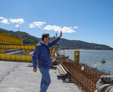 Governador Carlos Massa Ratinho Junior visita a obra da Ponte de Guaratuba.
