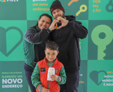 Mais 128 unidades: famílias de Araucária recebem a casa nova com apoio do Estado