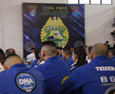 Competidores da 1ª Copa PMPR de Jiu-Jitsu passam por pesagem antes de início do torneio