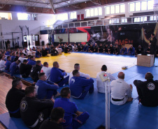 Competidores da 1ª Copa PMPR de Jiu-Jitsu passam por pesagem antes de início do torneio