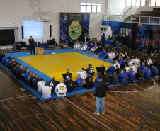 Competidores da 1ª Copa PMPR de Jiu-Jitsu passam por pesagem antes de início do torneio