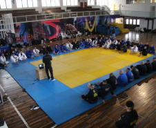 Competidores da 1ª Copa PMPR de Jiu-Jitsu passam por pesagem antes de início do torneio