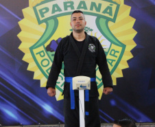 Competidores da 1ª Copa PMPR de Jiu-Jitsu passam por pesagem antes de início do torneio