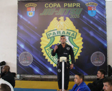 Competidores da 1ª Copa PMPR de Jiu-Jitsu passam por pesagem antes de início do torneio