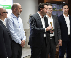 Gov - Invest Paraná recebe prêmio