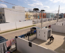 -  Famílias de Curitiba deixam moradias precárias e recebem saneamento completo em novo bairro com apoio da Sanepar