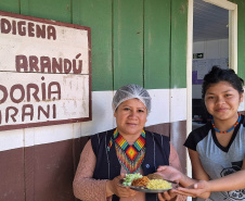 Escola estadual indígena mescla pratos tradicionais da cultura Guarani ao cardápio da alimentação escolar