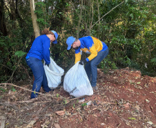 SANEPAR - Voluntários da Sanepar ajudam a limpar rios em todo o Paraná