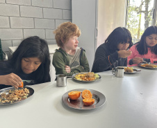 Escola estadual indígena mescla pratos tradicionais da cultura Guarani ao cardápio da alimentação escolar
