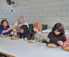 Escola estadual indígena mescla pratos tradicionais da cultura Guarani ao cardápio da alimentação escolar