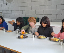 Escola estadual indígena mescla pratos tradicionais da cultura Guarani ao cardápio da alimentação escolar