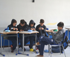 Alunos de colégios estaduais criam peças de crochê em aulas especiais