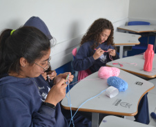 Alunos de colégios estaduais criam peças de crochê em aulas especiais