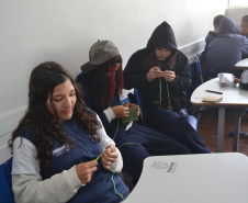 Alunos de colégios estaduais criam peças de crochê em aulas especiais
