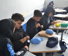 Alunos de colégios estaduais criam peças de crochê em aulas especiais