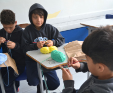 Alunos de colégios estaduais criam peças de crochê em aulas especiais